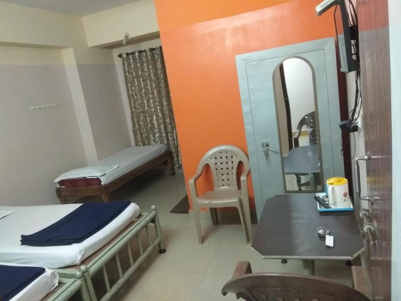 Apoorva Residency Hotel Бангалор Екстериор снимка